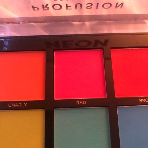 Profusion-NEON eye shadow palette - Picture 9 of 10
